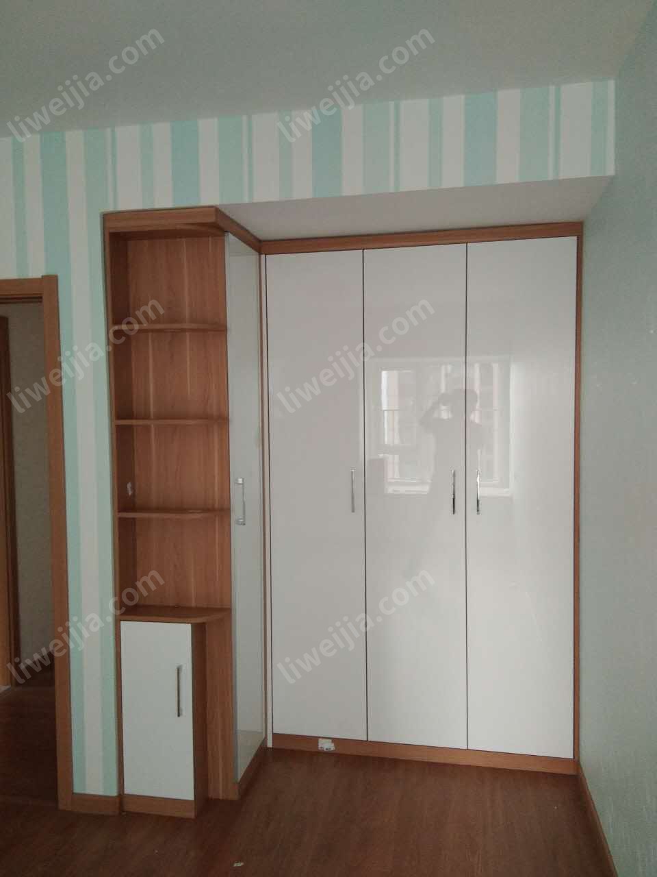 这次定制的圈套定制家具，两个卧室和鞋柜都采用了统一的木纹+白色的风格，其中主卧的入墙式衣柜堪称亮点。