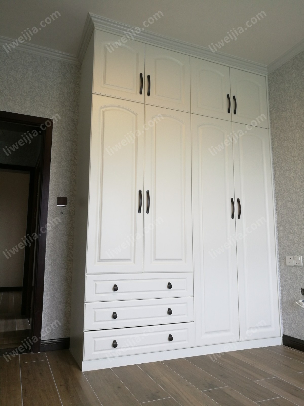 另外一个卧室打造的是白色平开门衣柜，克诺斯邦板材确实名不虚传，基本没什么味道。