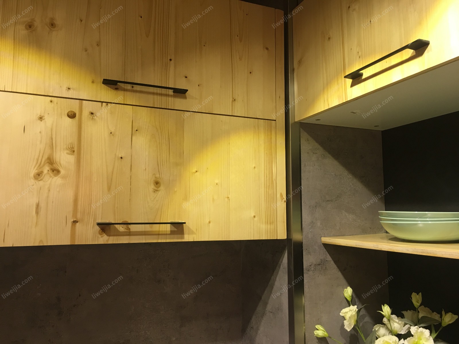 灰色的墙版设计可谓画龙点睛，它成功的压制住纯原木色有些溢出的原始感，给厨房更多立体感与层次感。