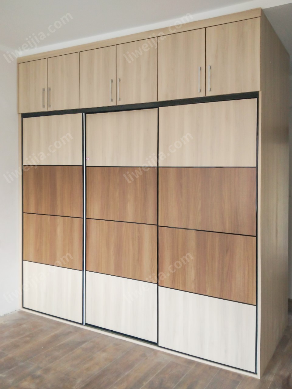 北欧新印象衣柜可以做一柜到顶，充分利用房间上层的多余空间。木纹花色也有多种选择，让你轻松拼接出自己想要的家居风。