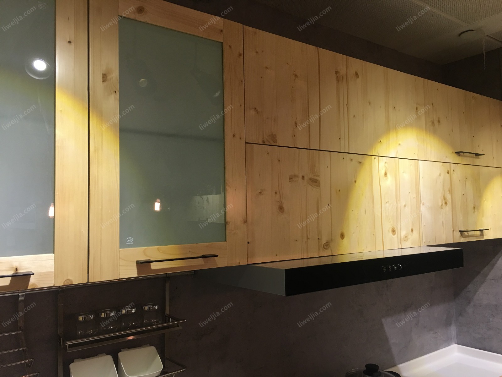 除了板材自身的特点之外，“维达尔”在设计上也相当下工夫，例如在普通上翻门吊柜的基础上加入毛玻璃门板设计。