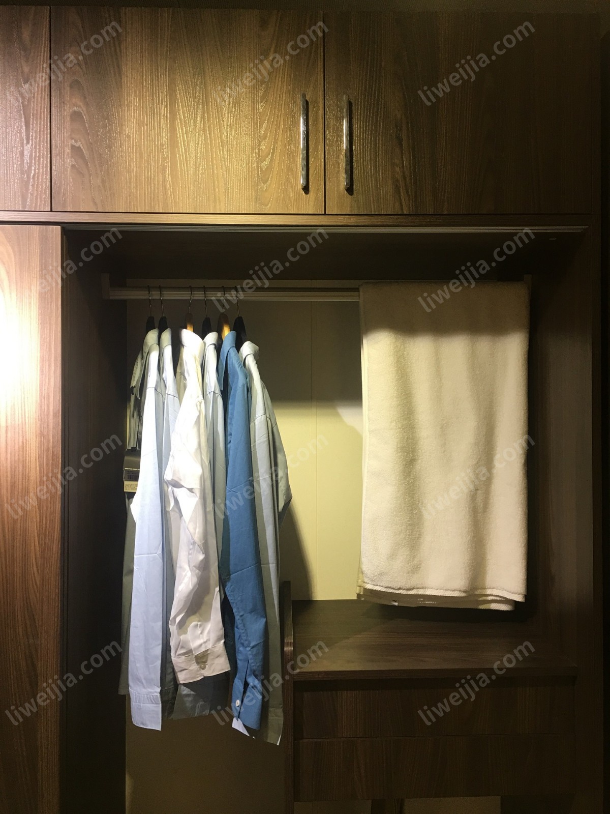 一柜到顶几乎是标准，同开放区域既可以用来置物展示，又可以作为衣物悬挂区域。