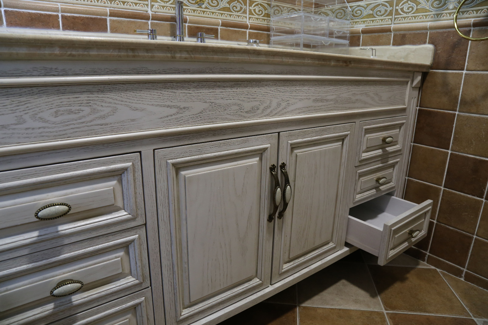 除了书柜，主卫生间的浴室柜也采用了相同的实木款式，不同的是换了更圆润一些的把手。