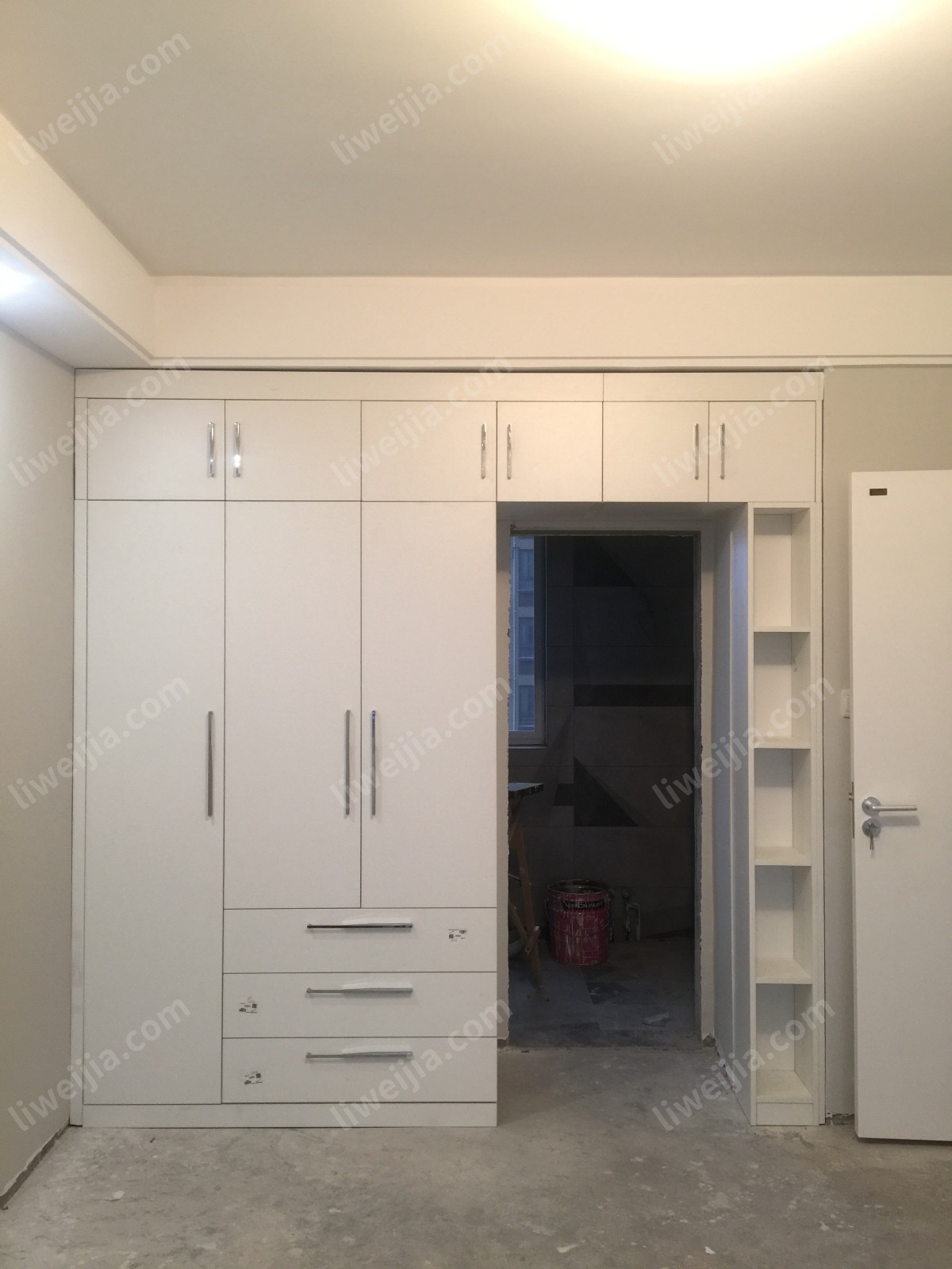 主卧的定制衣柜在家具进场前就已经设计安装完毕，白色的简洁设计非常适合卧室里的氛围。