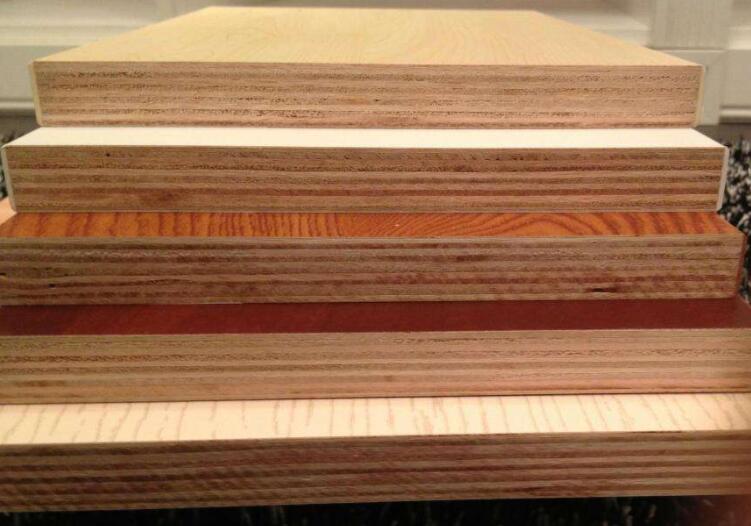 多层实木板的层数多是奇数,常见的有三层,五层,所以也叫三合板,五合板
