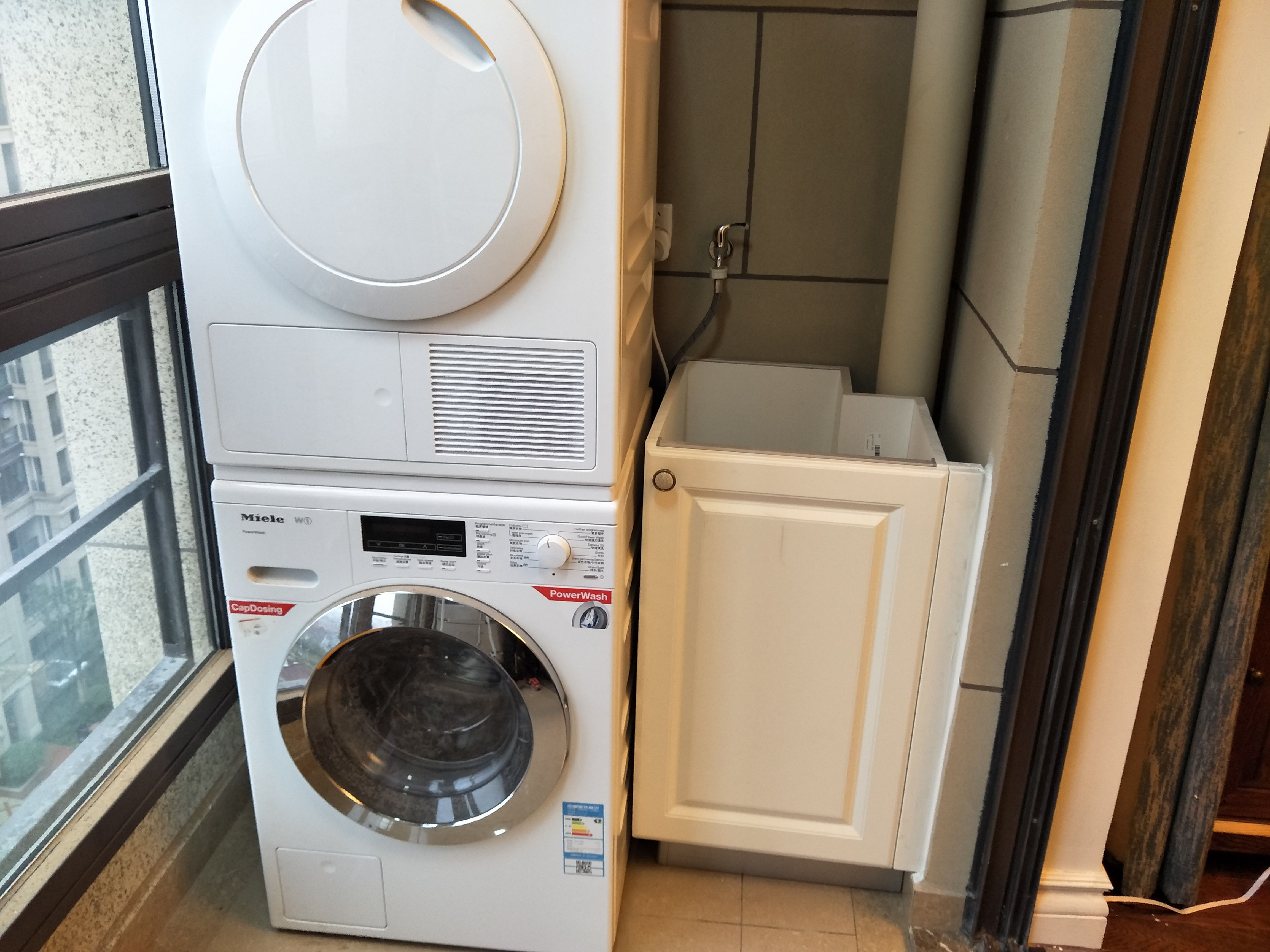 也有些家庭选择把洗衣机安在生活阳台,就这样,洗衣机柜正式亮相.