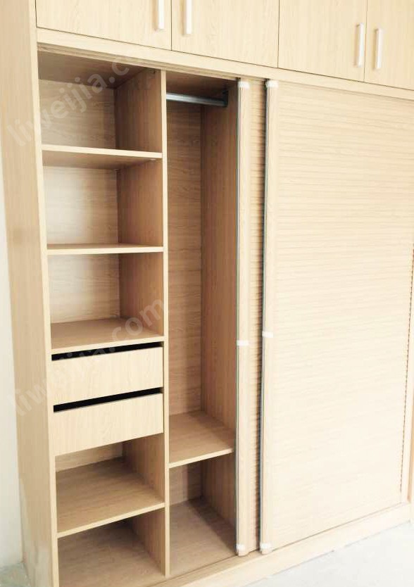 移门衣柜最大的优势就是节省空间，尤其是在面积较小的卧室，开关自如不再受到限制。