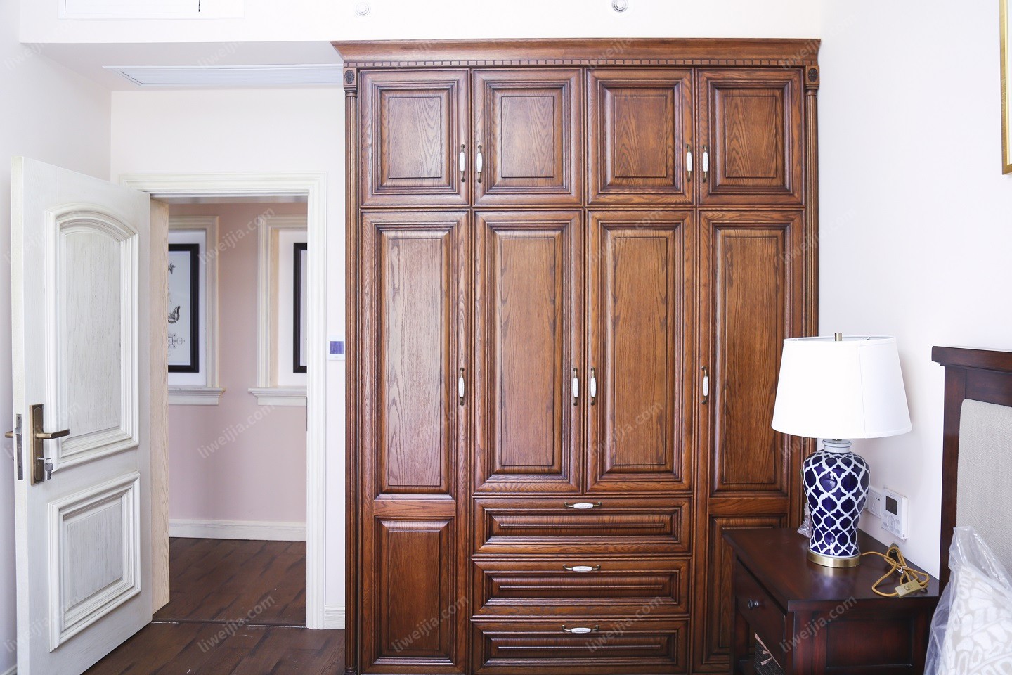实木柜门上的精美雕花一扫普通膜压板柜面的廉价感，优雅，坚固，耐用，最经典的美式风格与深色的实木地板实现完美融合。