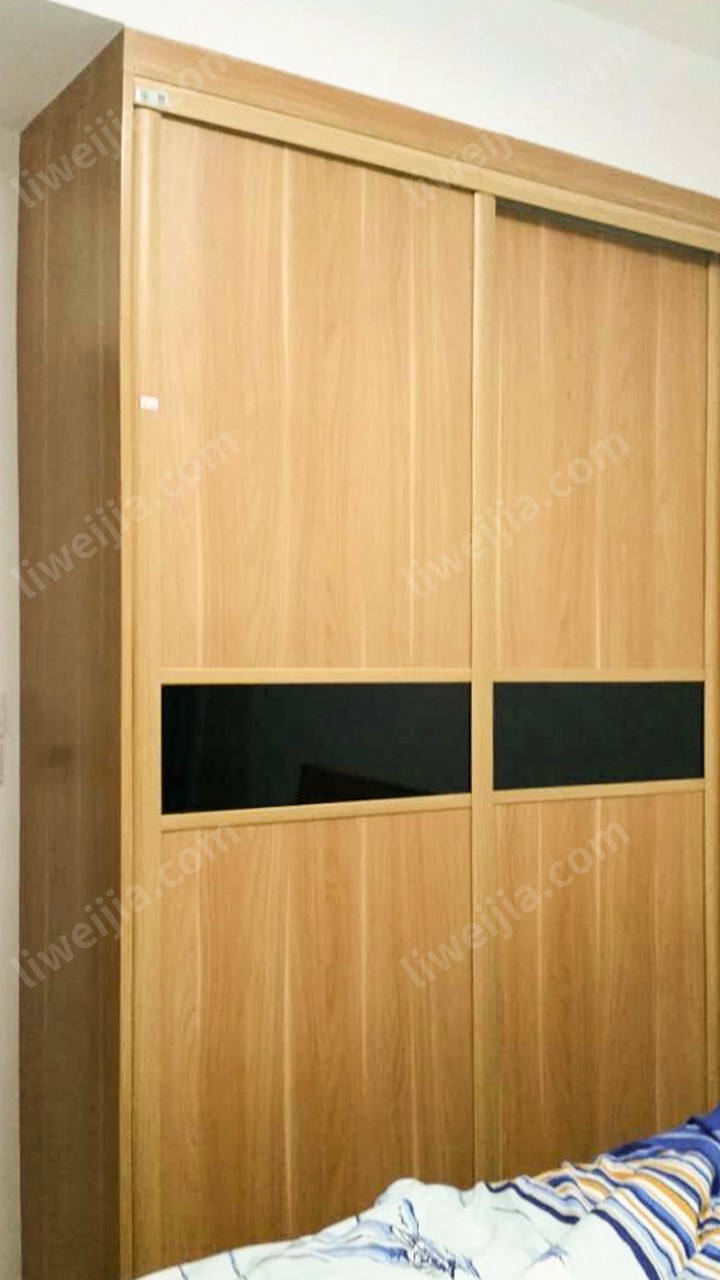 当纯木纹色门板加上腰线设计后，整个衣柜在维持了原有的清新自然风格之前提下，顿时多出几分活力。