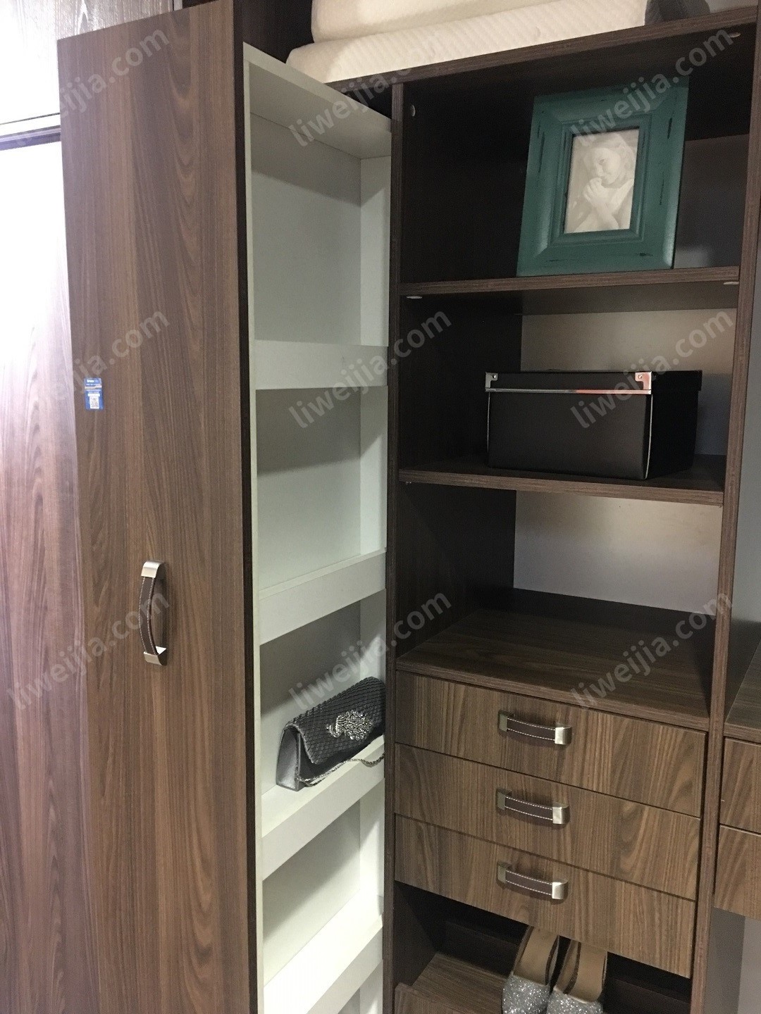 推拉窄柜通常应用于橱柜，它能有效节省空间并对收纳进行规划，因此丽维家将其引入到衣柜设计中。