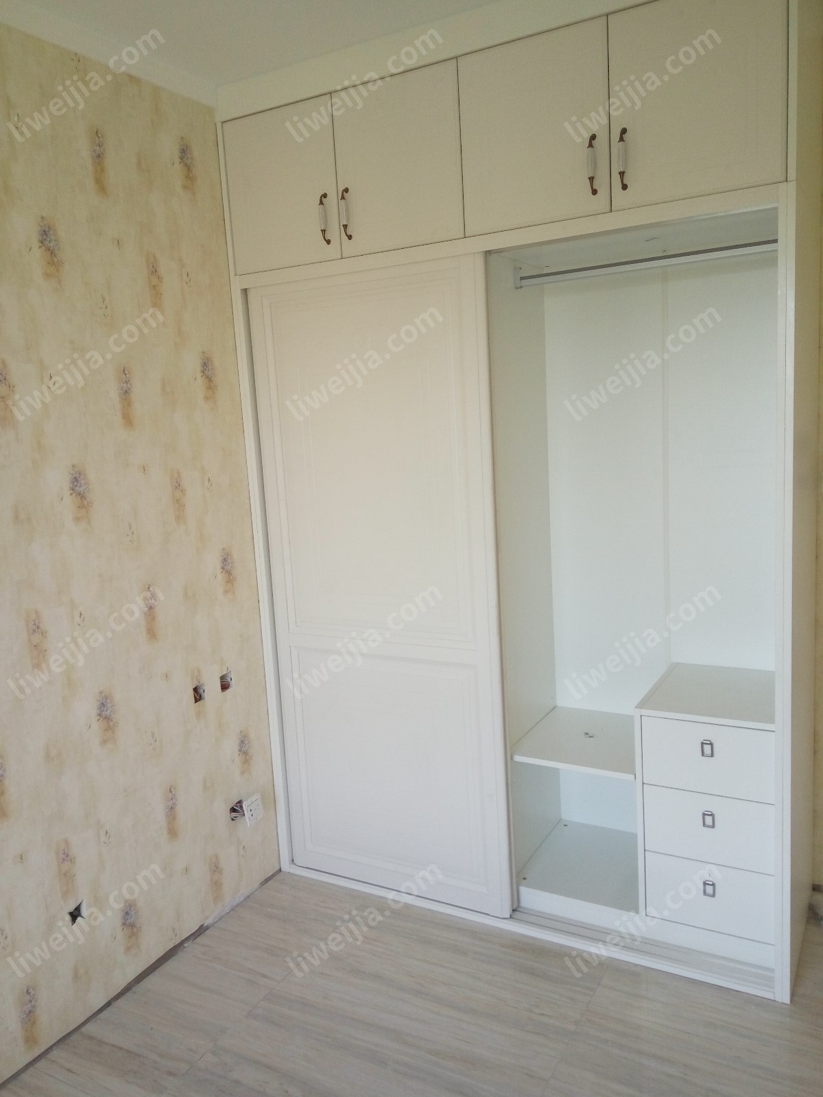根据房间的尺寸进行壁柜的设计，使得每一个空间都能得到充分的利用。
