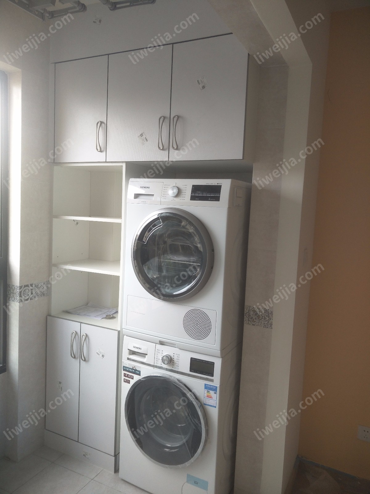 阳台洗衣机柜则以强调功能为主，收纳、置物以及洗衣机集成，多功能齐头并进。