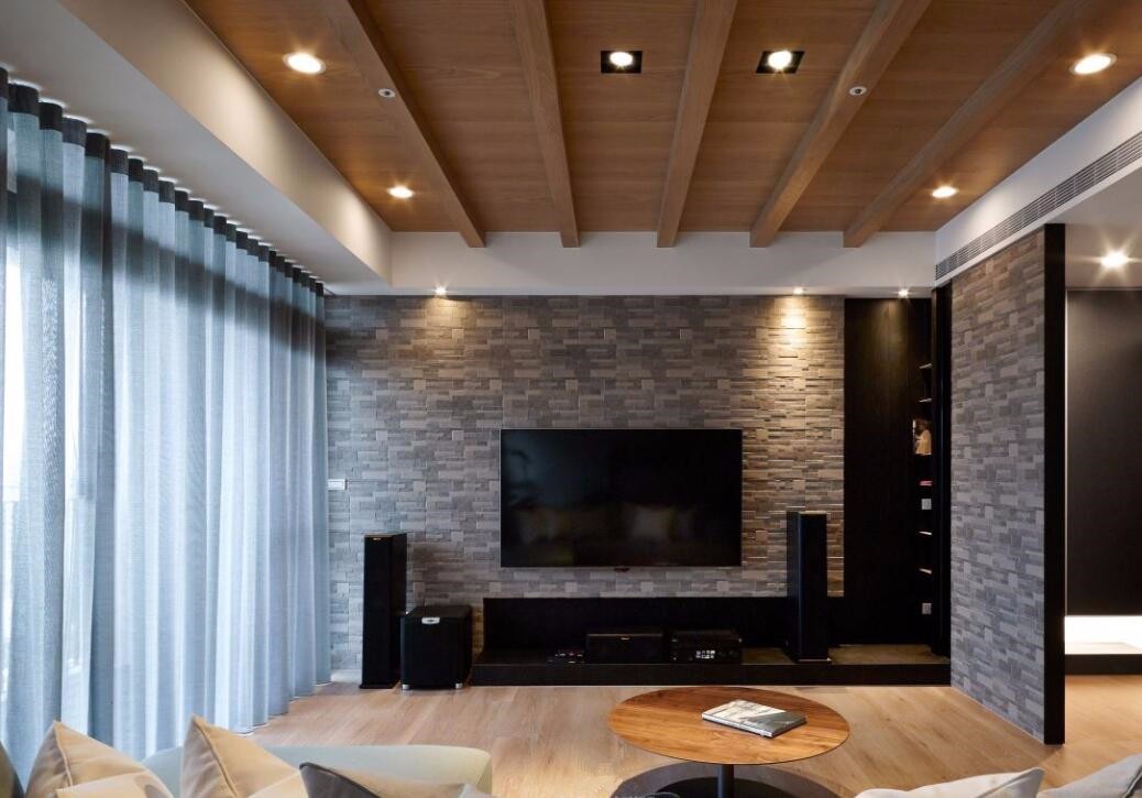 客厅粗犷砖墙木质吊顶装修效果图