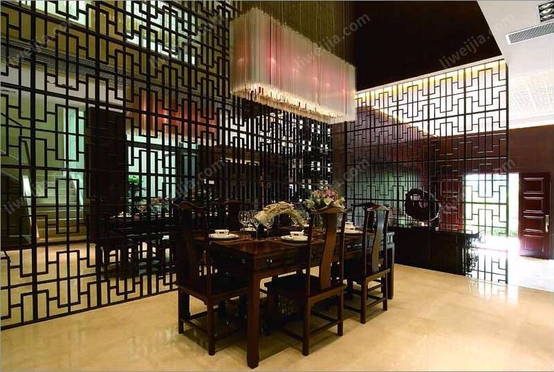 中式餐厅实木餐桌镂空隔断装修效果图