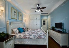 卧室蓝色背景墙孔雀图案床品装修效果图